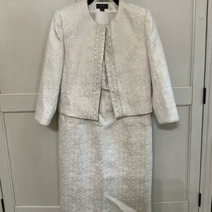 Tahari by Arthur s. Levine 2 piece suit